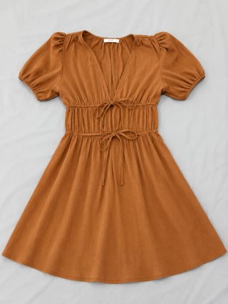 Vestido corto marrón caramelo con escote