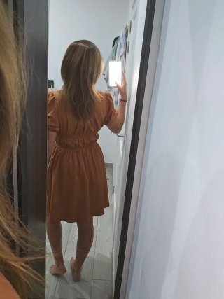 Vestido corto marrón caramelo con escote