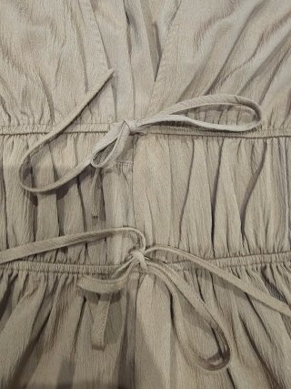 Vestido corto marrón caramelo con escote