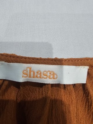 Vestido corto marrón caramelo con escote