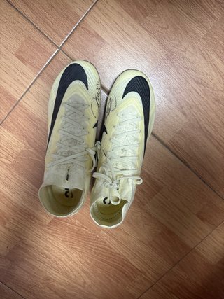 Bota de Bryan Zaragoza firmada