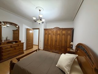 Armario de madera,estructura cama, comoda,mesillas