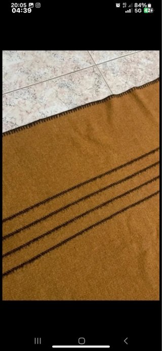 Coperta bouclé senape con bordi
