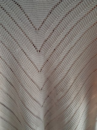 Jersey de punto blanco con rayas en V