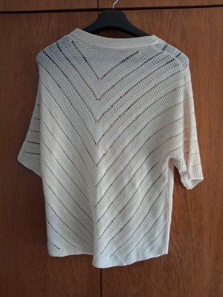 Jersey de punto blanco con rayas en V