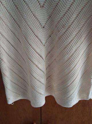 Jersey de punto blanco con rayas en V