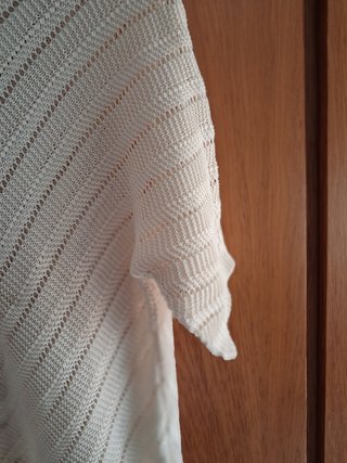 Jersey de punto blanco con rayas en V