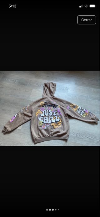 Sudadera beige con estampado.