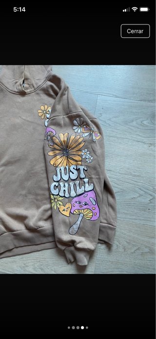 Sudadera beige con estampado.