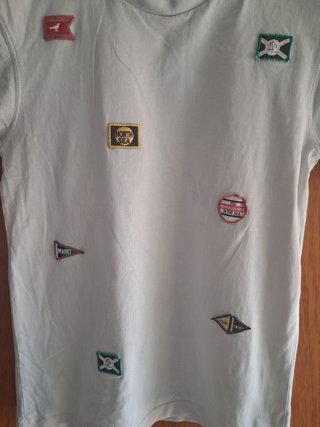Camiseta Zara azul claro con parches náuticos