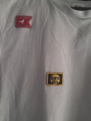 Camiseta Zara azul claro con parches náuticos