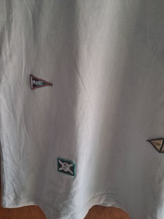 Camiseta Zara azul claro con parches náuticos