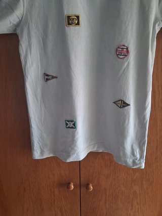Camiseta Zara azul claro con parches náuticos