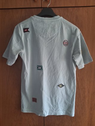 Camiseta Zara azul claro con parches náuticos