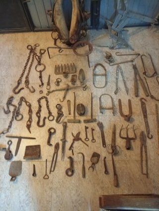 Lote de antigüedades y herramientas