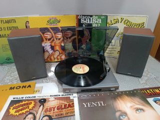 Tocadiscos Sony y altavoces JVC