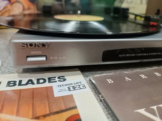 Tocadiscos Sony y altavoces JVC