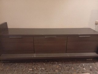 Mueble bajo gris con 3 puertas