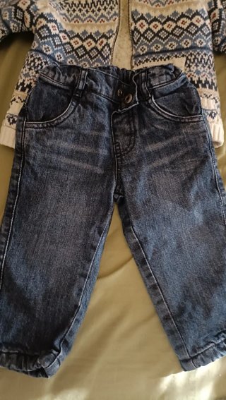 Conjunto abrigo estampado y vaqueros