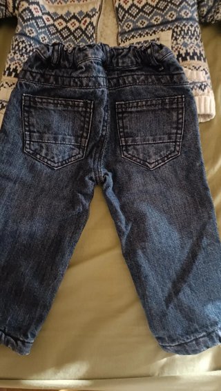 Conjunto abrigo estampado y vaqueros