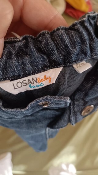 Conjunto abrigo estampado y vaqueros