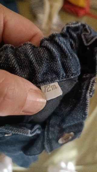 Conjunto abrigo estampado y vaqueros