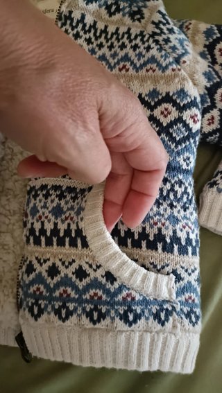 Conjunto abrigo estampado y vaqueros