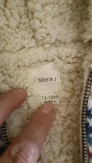 Conjunto abrigo estampado y vaqueros