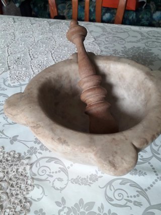 Mortero y mano de madera antiguo