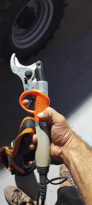 Tijeras profesionales podar a batería .