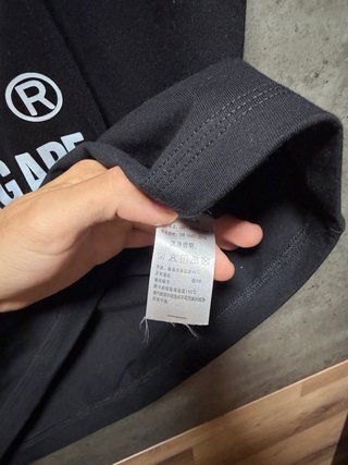 Camiseta BAPE Negra con Diseño de Cara a Cuadros