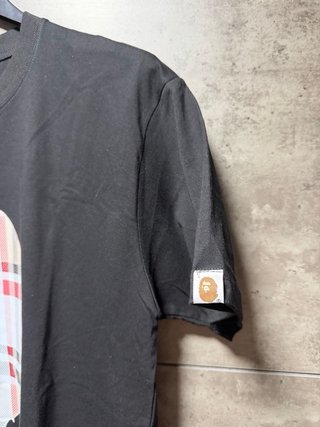 Camiseta BAPE Negra con Diseño de Cara a Cuadros