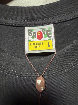 Camiseta BAPE Negra con Diseño de Cara a Cuadros