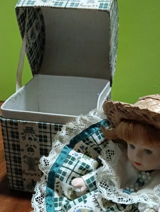 Muñeca de porcelana coleccionable
