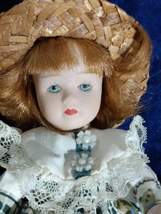 Muñeca de porcelana coleccionable