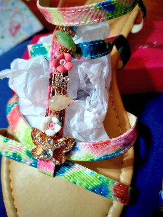 Sandalias doradas multicolor con mariposa