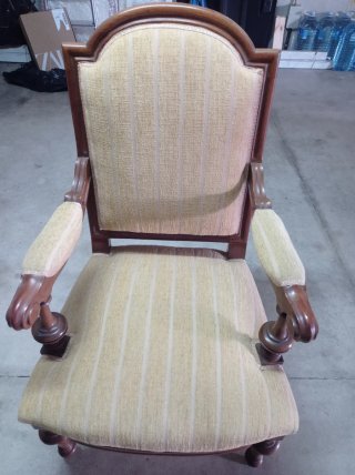 Sillón clásico beige y marrón