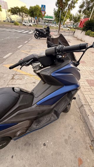 Kymco AK 550 Maxi Scooter Azul. En buen estado.