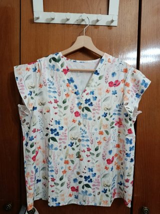 Blusa floral blanca nueva