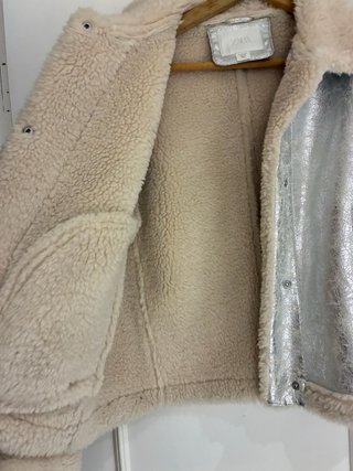 Cazadora plateada Zara efecto piel