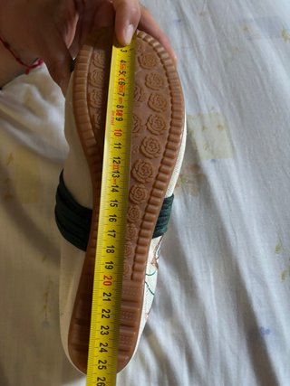 Zapatos estilo chino de tela con bordados.