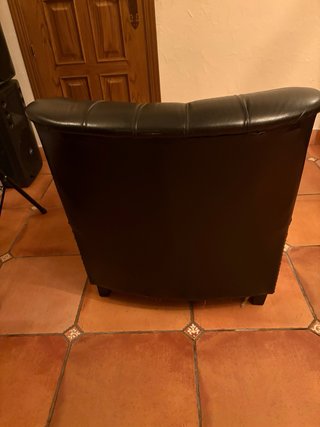 Sillón capitoné de piel negro