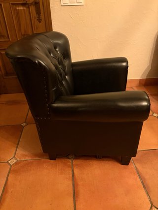 Sillón capitoné de piel negro