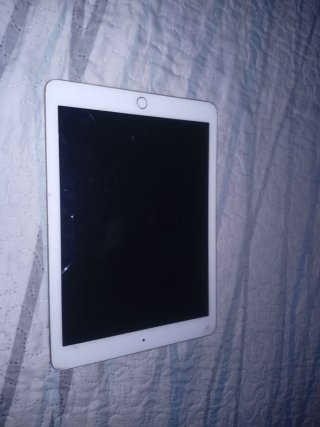 iPad Dorado con visibles roturas en los lados