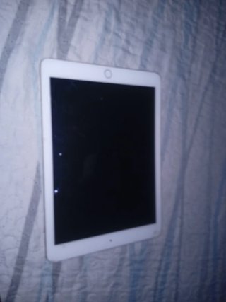 iPad Dorado con visibles roturas en los lados