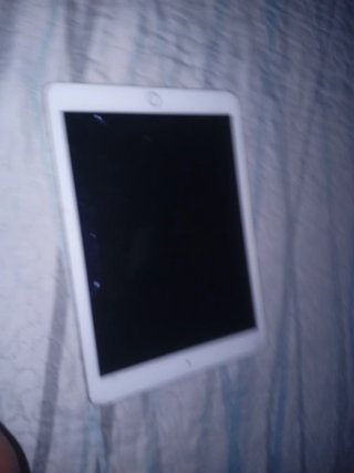iPad Dorado con visibles roturas en los lados