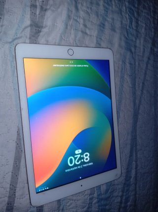 iPad Dorado con visibles roturas en los lados