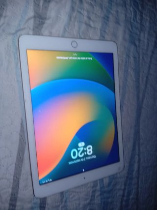 iPad Dorado con visibles roturas en los lados