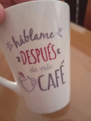 Taza de porcelana blanca con frase