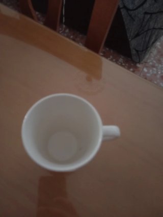 Taza de porcelana blanca con frase